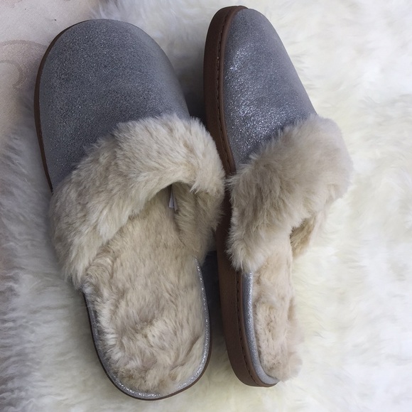 Lands’ End Silver Furry Scuff Slippers.18220 - Picture 4 of 4
